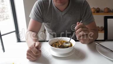在餐厅吃热汤的男人