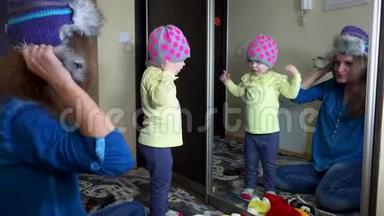 女孩子在镜子旁边戴<strong>暖冬</strong>帽