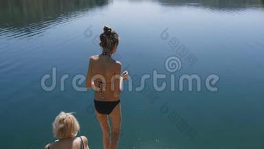 瘦女孩跳进湖水里