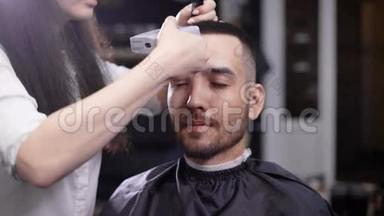 一个成年人的画像，他在一个人`美容店里修剪头发，理发师整齐地挑选他的头发