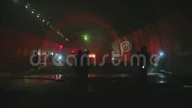 消防队员在黑暗的隧道内，背景是应急灯