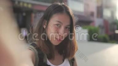 开朗美丽的年轻亚洲背包客博主女士在<strong>北京</strong>唐人街<strong>旅行</strong>时使用智能手机自拍。