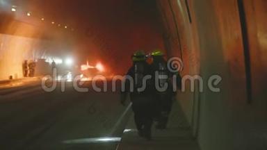 消防队员在黑暗的隧道内，背景是应急灯