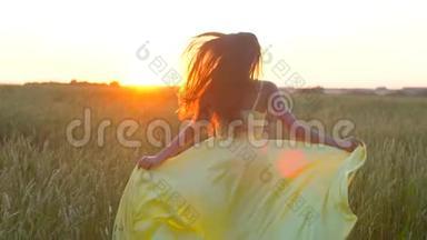 夕阳西下的夏日，穿着黄色衣服在麦田里<strong>奔跑</strong>的年轻美女，<strong>自由</strong>健康幸福的理念