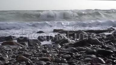 浪在石海岸边.