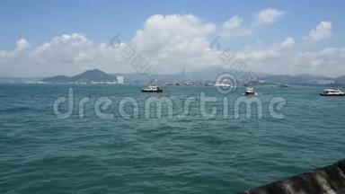 香港岛上有中国人在维多利亚港乘船