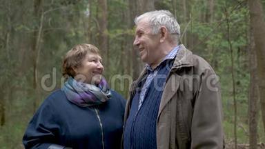 一对漂亮的老夫妇正在<strong>公园里散步</strong>。 轻轻地抓住，互相看着，笑着说话。 良好关系