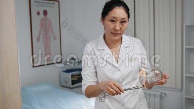 亚洲女医生准备了一个玻璃瓶