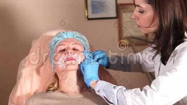 美容师注射肉毒杆菌以消除眼部皱纹