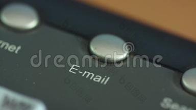 按下键盘上的电子邮件按钮的手指宏射