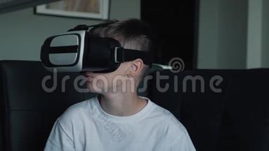 一个快乐的<strong>男孩</strong>戴着虚拟现实眼镜在家里<strong>玩游戏</strong>看电影。虚拟现实眼镜新技术