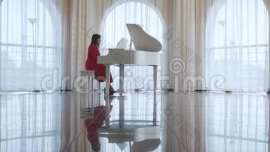 美丽的女人弹着白色的钢琴