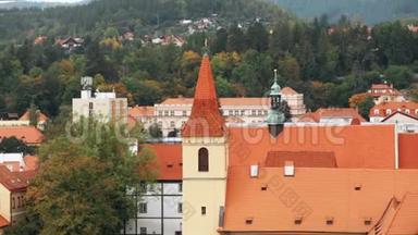 捷克共和国塞斯基·克鲁姆洛夫。 城市景观中的修道院。 骑士团修道院的大型建筑群