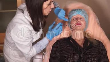 病人注射肉毒杆菌素以消除嘴唇部位的面部皱纹