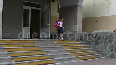 女孩走在楼梯上，背包和鲜花从学校门口。 回到学校的概念。 夏天的日子