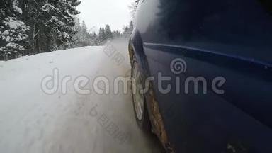 脏雪从汽车的车轮下飞了出来。 汽车`侧的慢动作视频视图。 开着一辆车