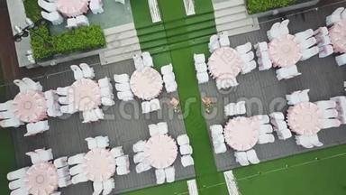 无人机飞过婚礼晚餐装饰，或结婚纪念日，在花园户外，餐饮设置椅子和