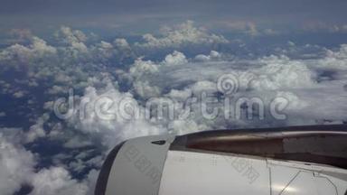 4K乘飞机旅行。 乘坐美丽的天空<strong>彩云</strong>飞行中的涡轮飞机