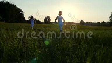 剪影，<strong>儿童</strong>的身影，男孩和女孩正在奔跑，在太阳的背景下，在<strong>日</strong>落时，玩得很开心。