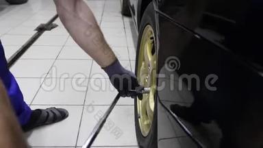 汽车<strong>维修厂</strong>汽车机械调整轮胎车轮.