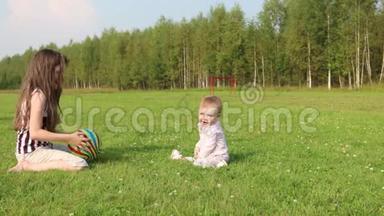 <strong>女孩</strong>在绿野上玩宝宝和球