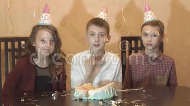 在生日聚会上照顾孩子。 朋友们在生日蛋糕里灌满了脸。 家庭庆祝概念