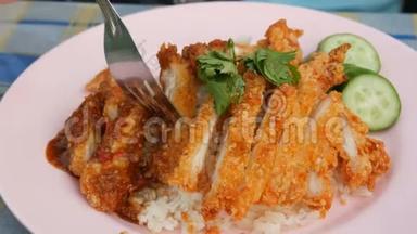 一个男人用泰国菜吃叉子。 米饭配豌豆荚和炸脆鸡肉