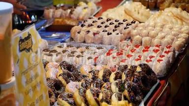 柜台上有甜甜的五彩蛋糕.. 夜间食品市场Jomtien，泰国芭堤雅。