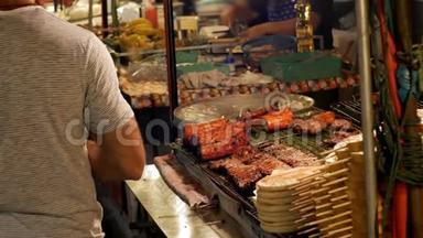 买家在Jomtien夜市购买亚洲炒肉.. 泰国芭堤雅。