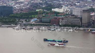多艘驳船<strong>沿河</strong>航行，途经上海。 中国上海
