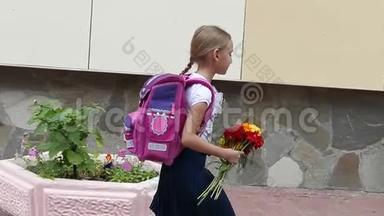 悲伤的女孩带着背包和花束回到学校。 年轻的白人白种人女孩带着粉红色的背包