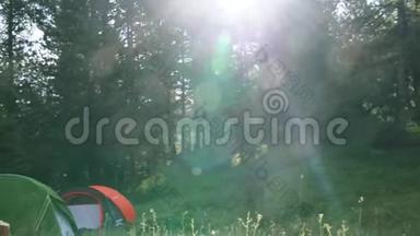 带帐篷的Bivouac夏令营和带火营视频4K