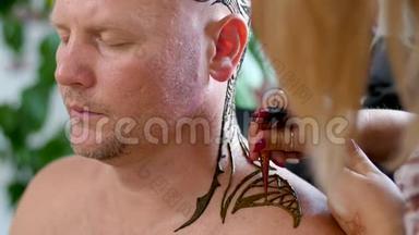 一张特写的画，点缀，指甲花纹身，在头皮，肩膀，脖子上.. 指甲花在皮肤上干燥的溶液