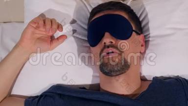 睡眠面具中患有<strong>失眠</strong>症的男人的肖像。 4K.