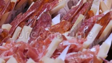 许多肉块、香肠、火腿、培根装在一个密封的包裹里，放在肉店的柜台`
