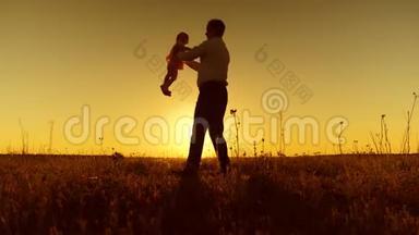 爸爸和小女儿在夕阳红下玩耍。