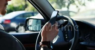 在路上充满自信。 年轻男子坐在他新买的汽车上，智能手机共空间保险安全驾驶