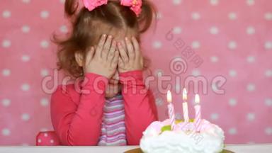有趣的快乐孩子<strong>许愿</strong>，在聚会上吹灭生日蛋糕上的蜡烛。 可爱的小<strong>女孩</strong>。 a的概念