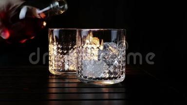 巴曼把威士忌倒在两个玻璃杯里，木桌上放冰块，背景黑黑，重点放在冰块上