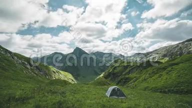 奥地利阿尔卑斯山的时间流逝。 带着帐篷露营，看着云层在群山之间快速移动