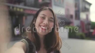 开朗美丽的年轻亚洲背包客博主女士在<strong>北京</strong>唐人街<strong>旅行</strong>时使用智能手机自拍。
