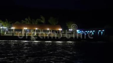 越南的浮动餐厅。 晚上越南。 浮动餐厅夜间小灯.. 晚上在越南。