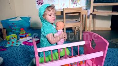 可爱的孩子丹德尔秋千娃娃婴儿靠近玩具床
