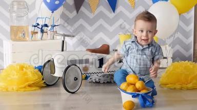 可爱的孩子正<strong>拿起</strong>黄色的柠檬把它们放进花瓶里。 4k.
