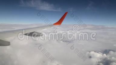 飞越云层。 飞机在云层上方飞行，从窗户观看