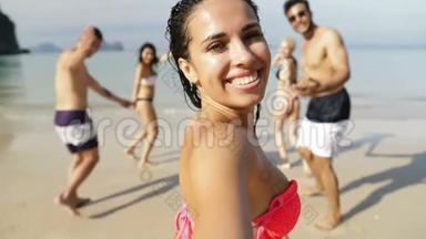 有朋友在水中奔跑的女孩呼唤你加入，人们在沙滩上欢送青年男女组合
