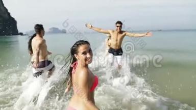 有朋友在水中奔跑的女孩呼唤你加入，人们在沙滩上欢送青年男女组合