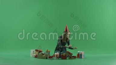 地板上的年轻女子和圣诞礼物，背景上的彩色钥匙