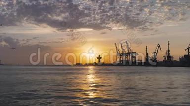 日出或日落时的敖德萨货船港口