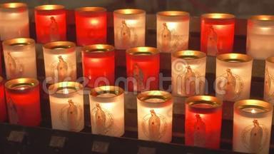巴黎，法国-中国保监会2017年8月：蜡烛在<strong>天主教</strong>会燃烧。 大教堂的喜庆色彩